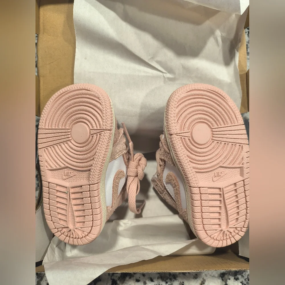 Nike Baby Sneakers in Pink and White Sz 4c - Picture 3 of 10